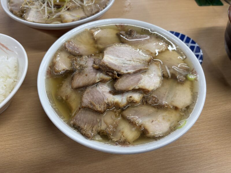 喜多方「坂内食堂 本店」器を覆うほどたっぷり乗っているチャーシューが特徴的な“肉そば”