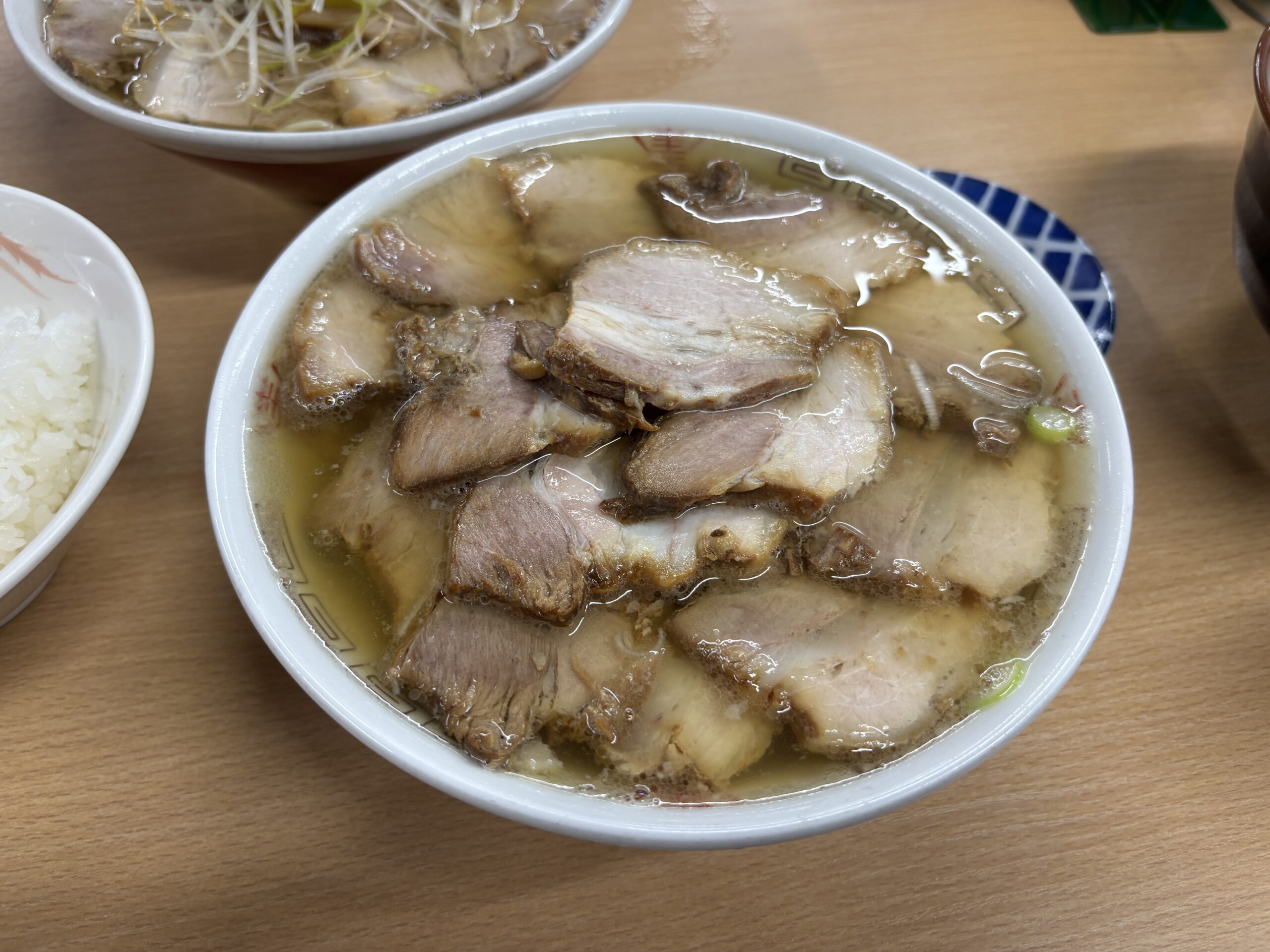 喜多方「坂内食堂 本店」器を覆うほどたっぷり乗っているチャーシューが特徴的な“肉そば”