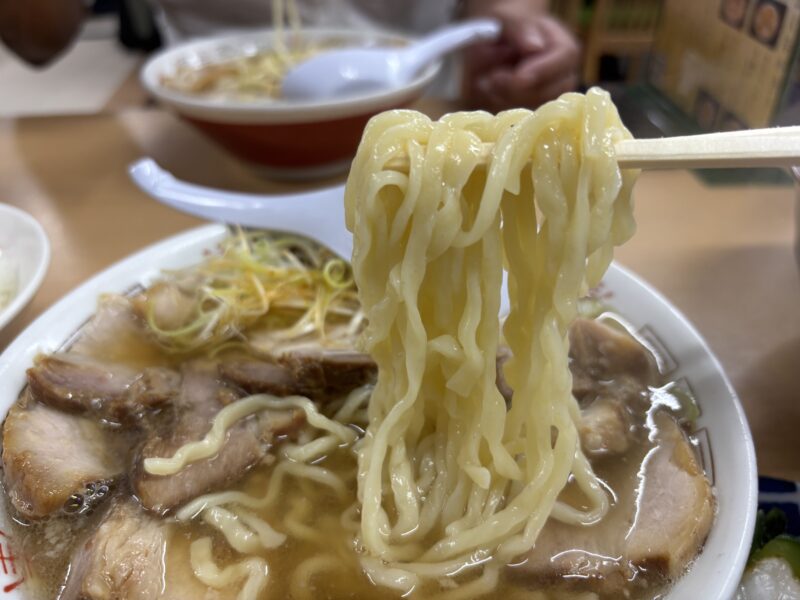 喜多方「坂内食堂 本店」箸で持ち上げて啜るとちゅるんと口へ入ってくる中太ちぢれ麺