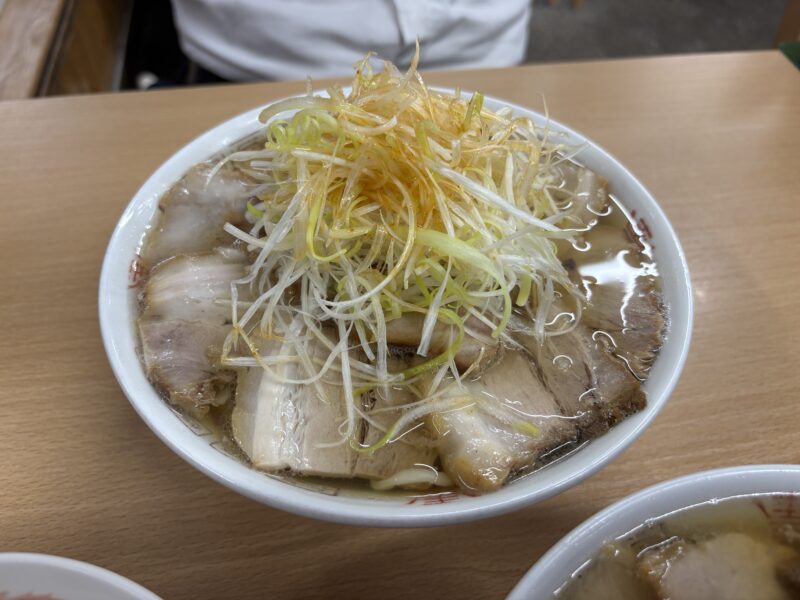 喜多方「坂内食堂 本店」“肉そば”に白髪ネギがたっぷりと盛り付けられた“ネギチャーシュー”