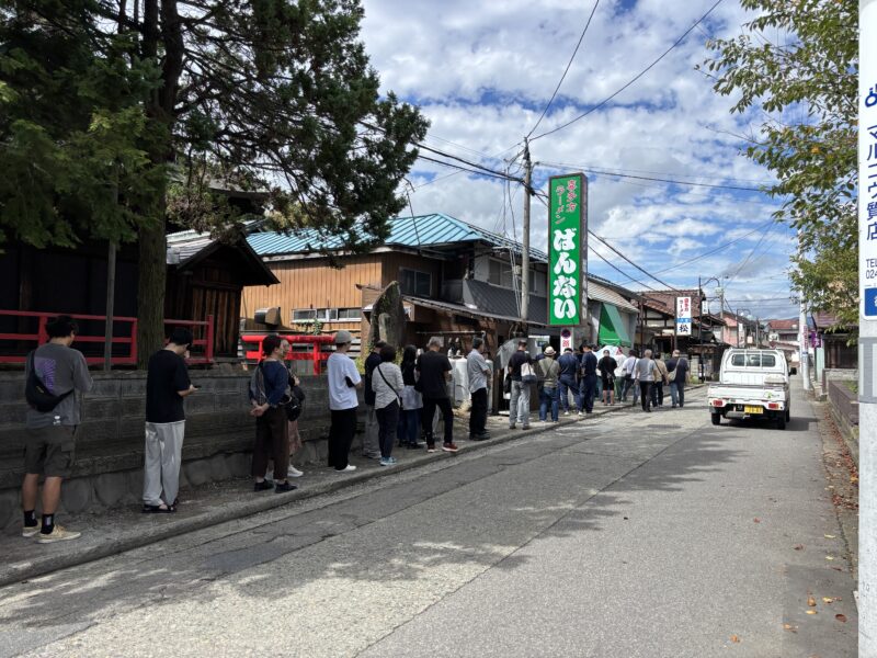 喜多方「坂内食堂 本店」約30人ほどの行列に人気ぶりが伺える老舗ラーメン店