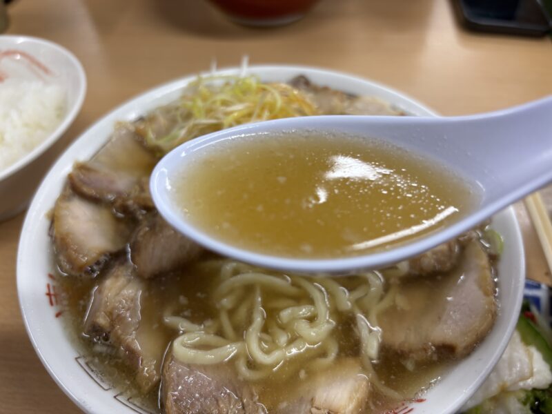 喜多方「坂内食堂 本店」塩ベースに近い味わいは澄んだ見た目どおりあっさりした飲み口