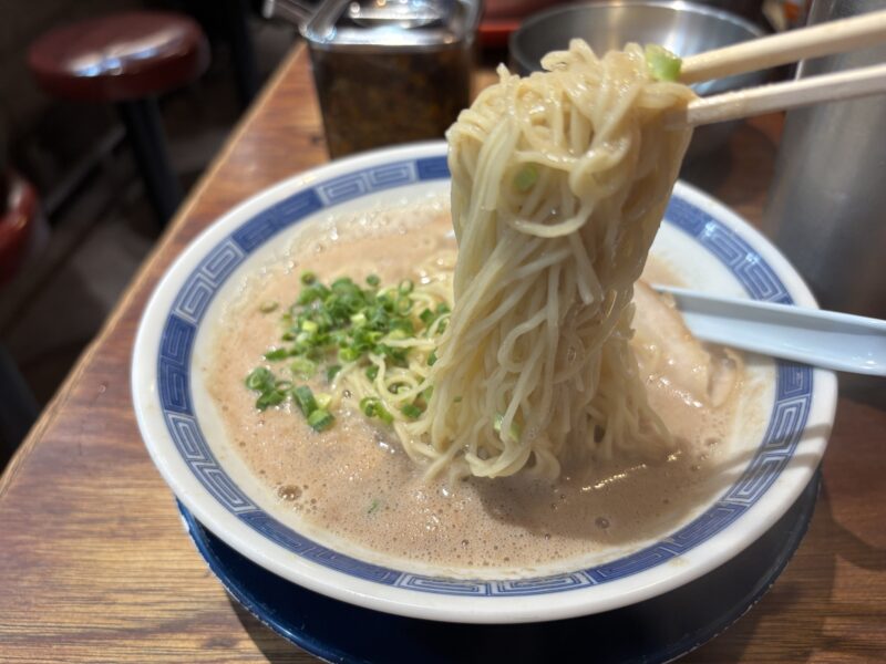 中野「箕輪家」啜ってみるとパツッとした歯切れの良さを感じられる細麺
