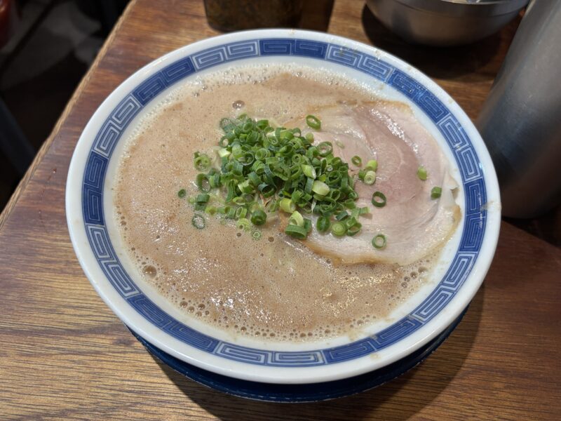 中野「箕輪家」白濁したスープと表面を覆う細かな泡が特徴的な“濃厚豚骨ラーメン”