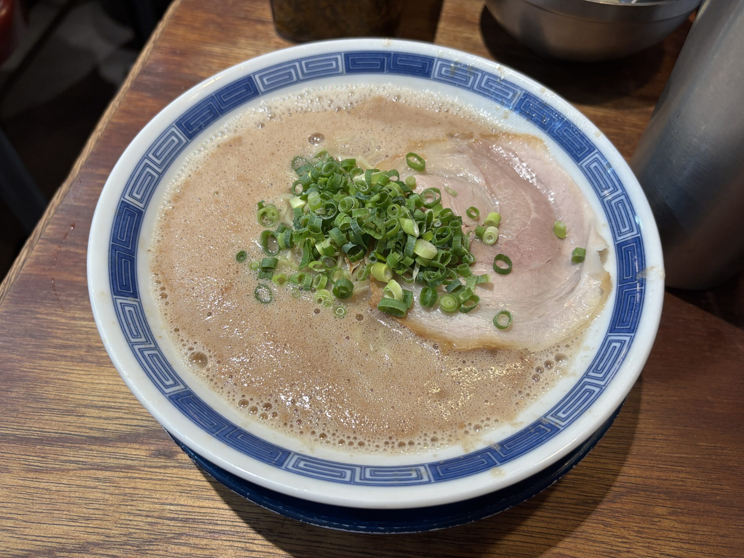 中野「箕輪家」白濁したスープと表面を覆う細かな泡が特徴的な“濃厚豚骨ラーメン”