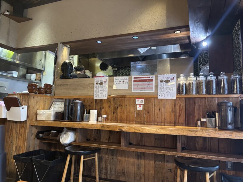 人形町「赤い鯨」これから始まる辛味と痺れ祭りが感じられないほど静かな店内