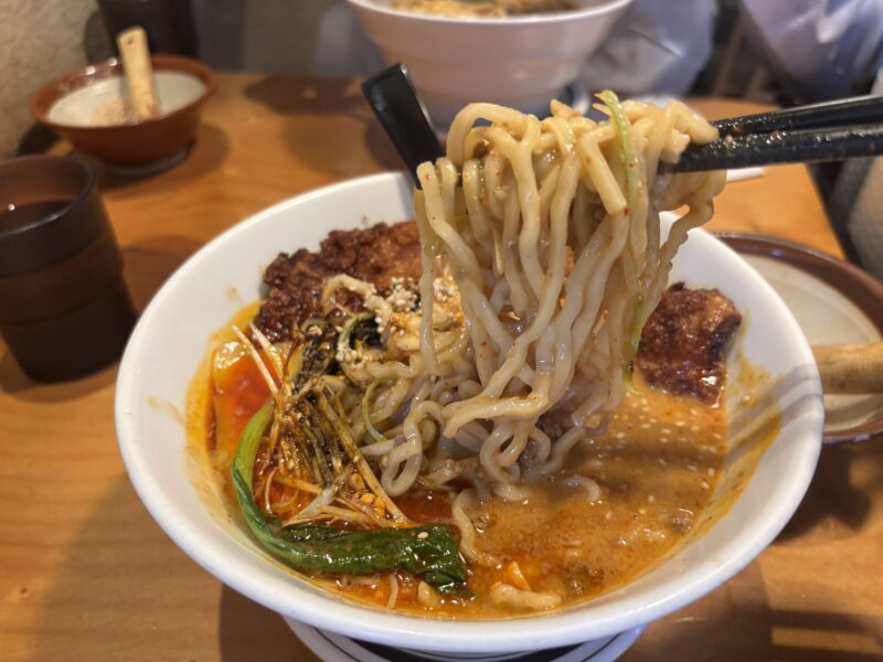人形町「赤い鯨」濃厚な胡麻風味のスープを受け止める中太麺