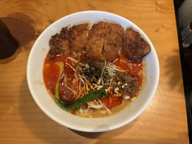 人形町「赤い鯨」存在感のある揚げたパイコーが乗っている“パイコー四川担々麺”