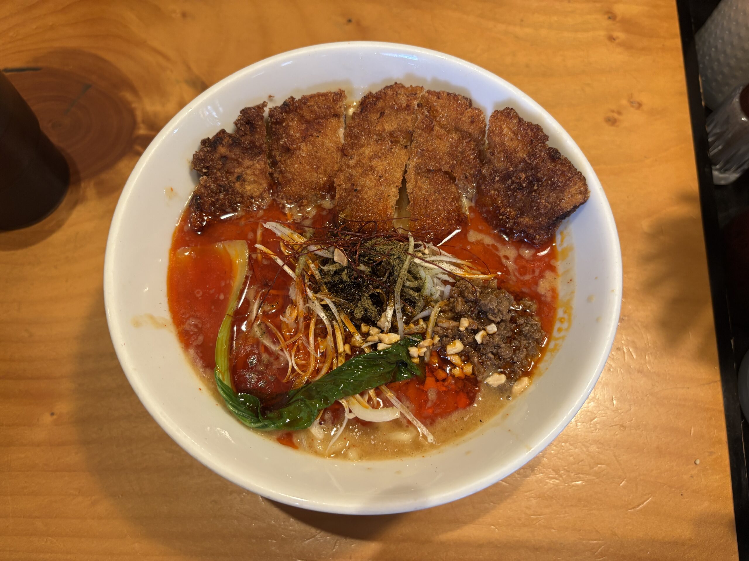 人形町「赤い鯨」存在感のある揚げたパイコーが乗っている“パイコー四川担々麺”