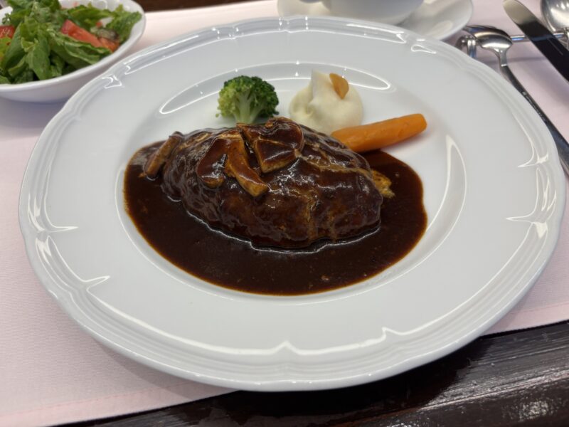 湯島・御徒町「厳選洋食さくらい」洋食らしいデミグラスソースの香りが印象的な“ハンバーグ”