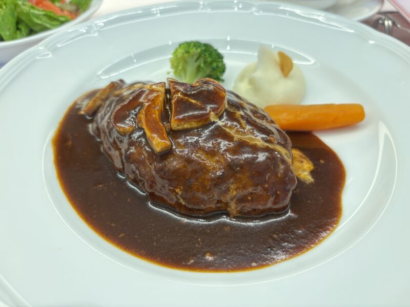 湯島・御徒町「厳選洋食さくらい」表面を覆ったデミグラスソースの照りが美しい“ハンバーグ”