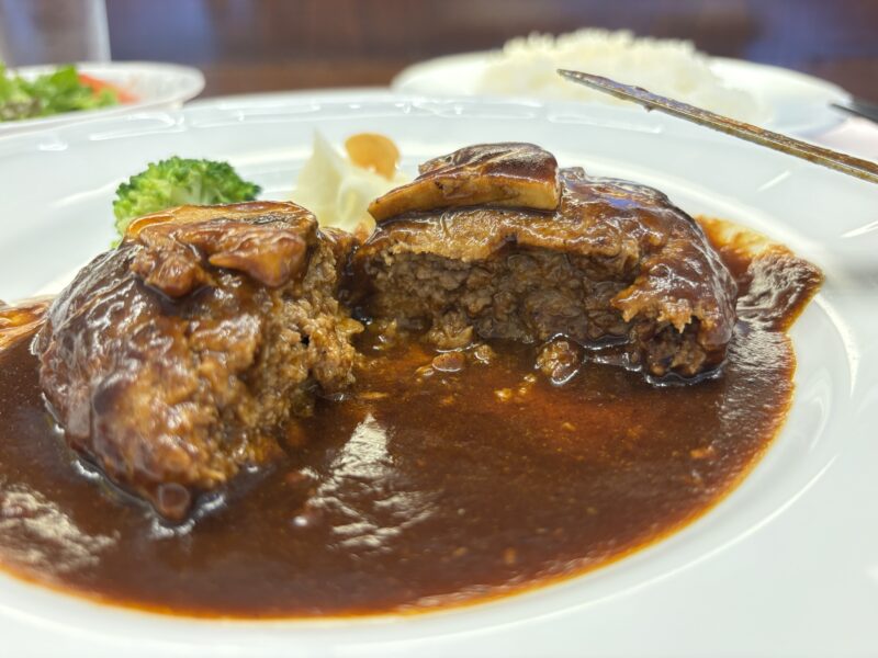 湯島・御徒町「厳選洋食さくらい」ソースの味わいを受け止めながら肉の旨味も感じられる“ハンバーグ”