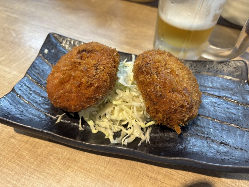 下北沢「下北SABA食堂 佐助」黄金色に揚がった子供の拳ほどの“さばコロッケ”