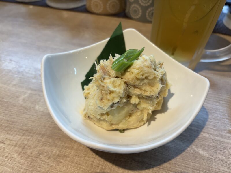 下北沢「下北SABA食堂 佐助」鯖の風味に加えて、ほんのり燻製の香りが鼻に抜ける“さばのポテトサラダ最高”