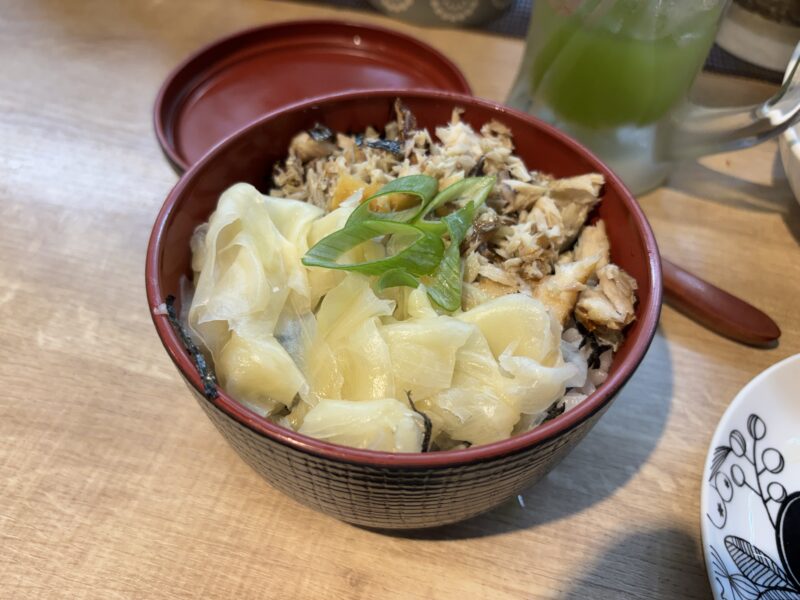 下北沢「下北SABA食堂 佐助」ほぐした鯖とガリが丼のご飯の上に盛り付けられた“ガリさば飯”