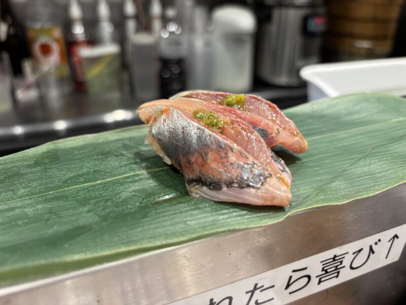新橋「すし専門ストア かど平」噛み締めるたびに歯を押し戻すような身質を感じる“アジ握り寿司”
