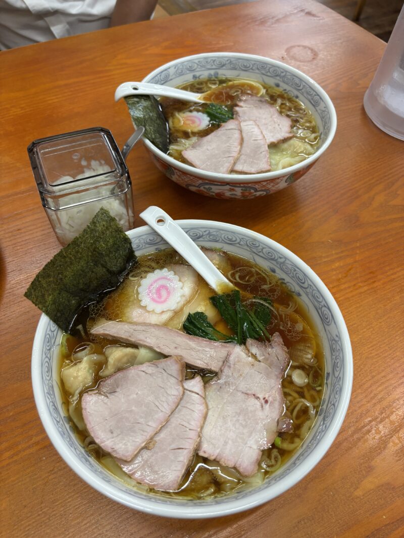 白河「手打中華そば もり」焼豚とワンタンの存在感が丼の表面に広がる“焼豚ワンタン麺”