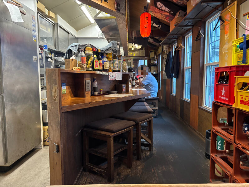上野・稲荷町「もつ焼き けいすけ」昔ながらの渋い酒場の様な店内風景
