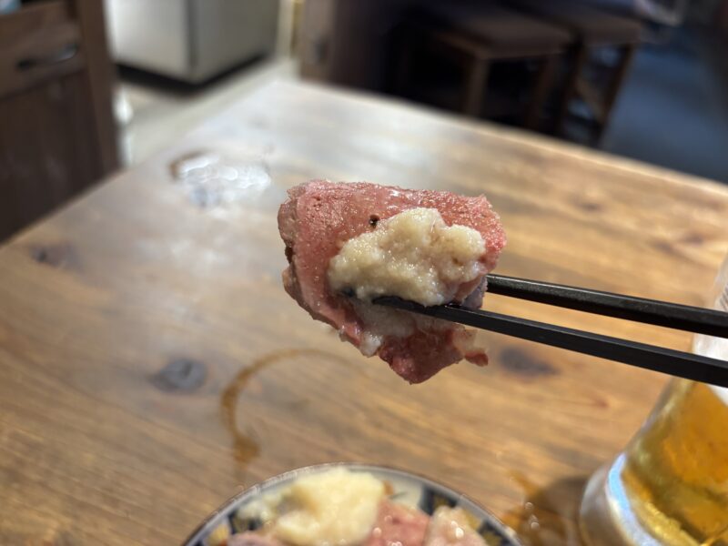 上野・稲荷町「もつ焼き けいすけ」ごま油とニンニクの香りが食欲をそそる“冷製レバー”