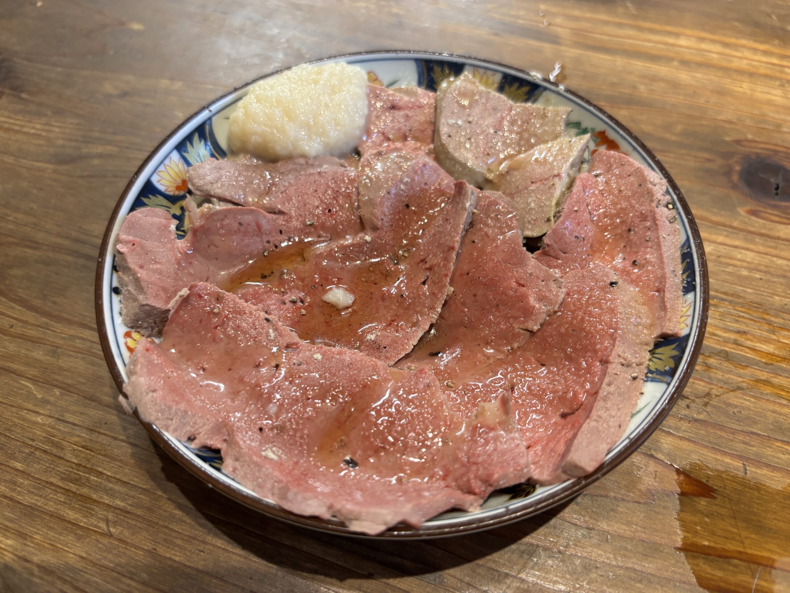 上野・稲荷町「もつ焼き けいすけ」ごま油に浸かった鮮やかな色合いの“冷製レバー”