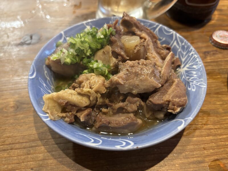 上野・稲荷町「もつ焼き けいすけ」どこか出汁のきいたおでんのような香りが漂う“もつ煮込み”