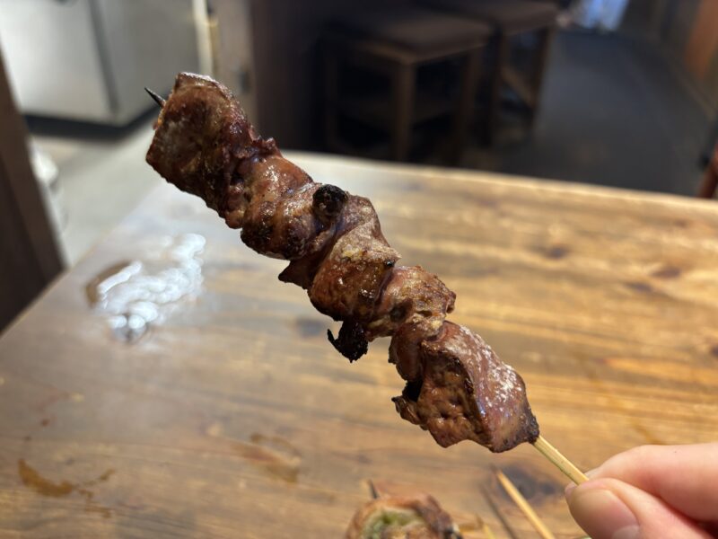 上野・稲荷町「もつ焼き けいすけ」通常のレバーよりトロッとした感覚の“白レバ”