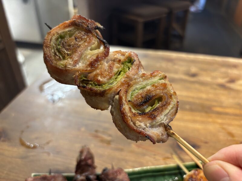 上野・稲荷町「もつ焼き けいすけ」豚肉とレタスをミルフィーユ状に巻かれた“豚巻きレタス”