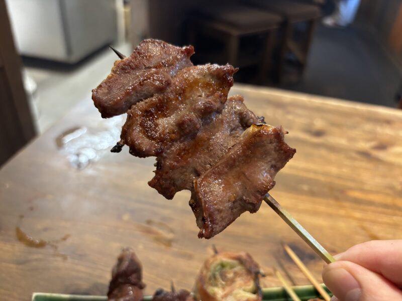 上野・稲荷町「もつ焼き けいすけ」噛むほどに豚タンの味わいが広がる“上タン”