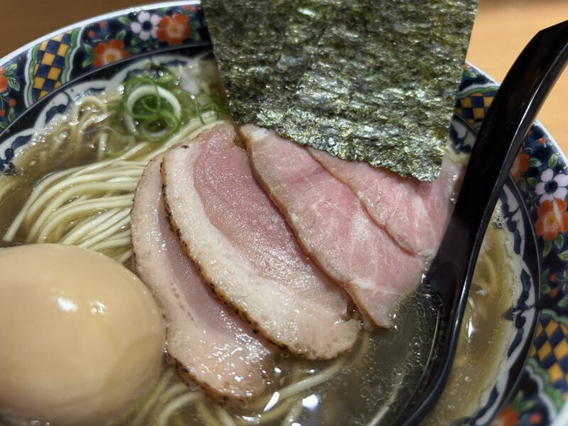 北千住「煮干中華蕎麦かれん」豚肩ロースのローストと鴨チャーシューが並ぶ“特製煮干中華そば”
