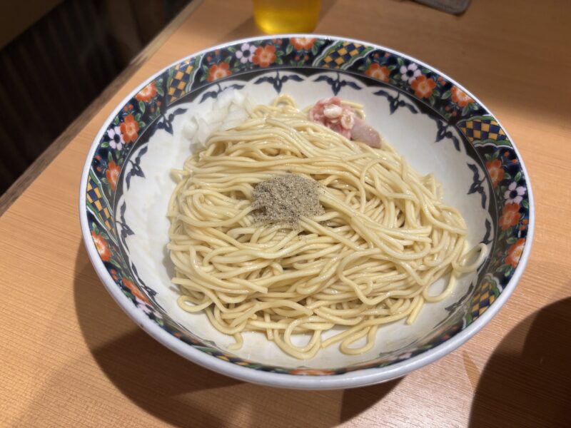 北千住「煮干中華蕎麦かれん」味付きの麺をまぜそば風に楽しめる追加メニュー“和え玉”