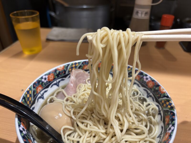 北千住「煮干中華蕎麦かれん」低加水の麺らしいパツパツとした歯切れが印象的な麺
