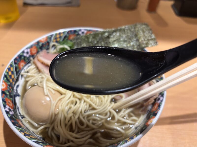 北千住「煮干中華蕎麦かれん」煮干しの旨味が濃縮されたような味わいのスープ