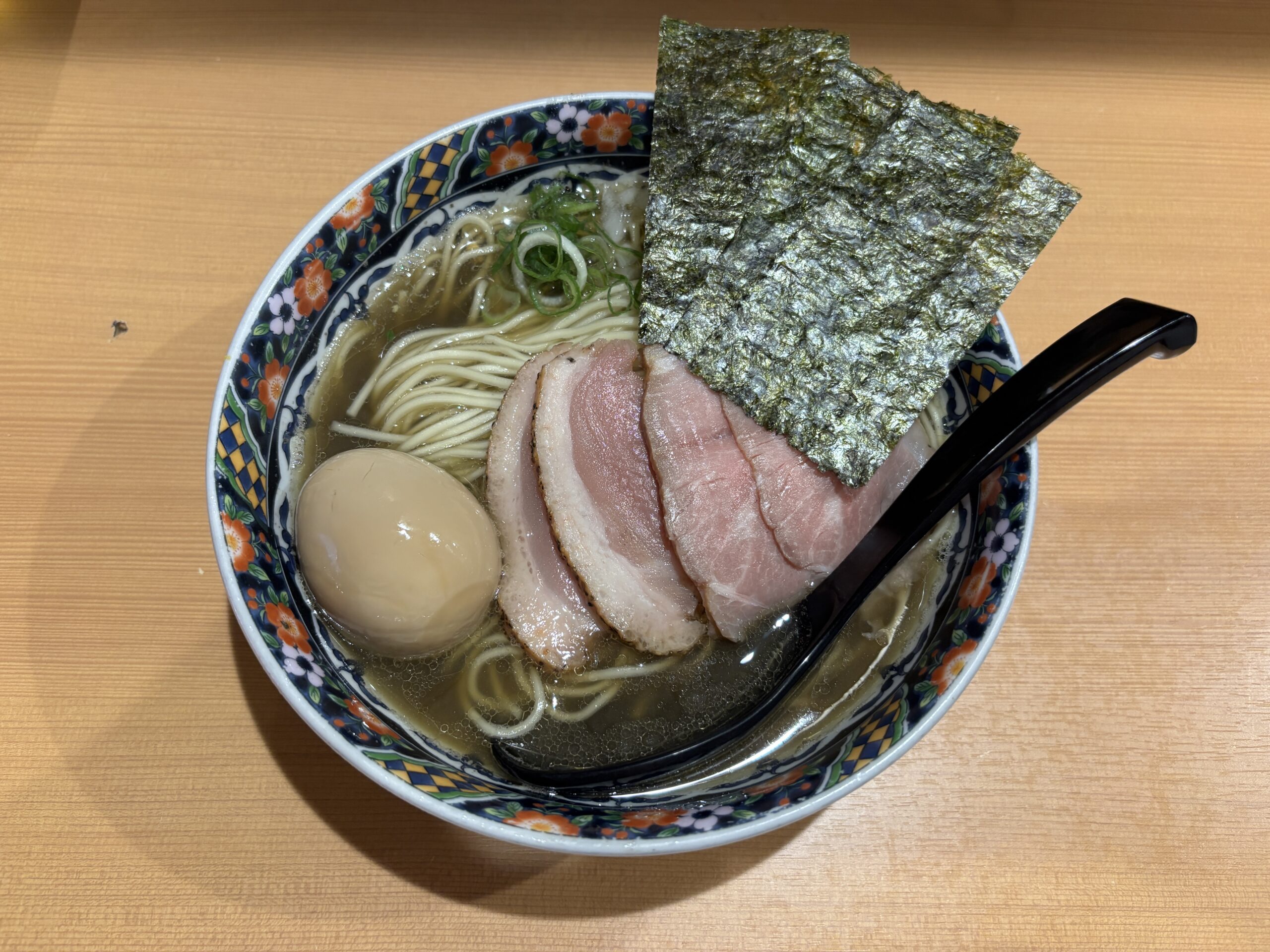 北千住「煮干中華蕎麦かれん」セメント系と言われる煮干ラーメンとしては控えめな色の“特製煮干中華蕎麦”