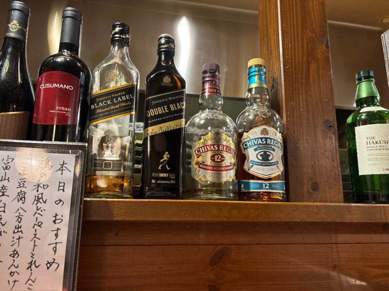 南行徳「肉うどんの戸上家」一人飲みでもゆっくり過ごせる店内