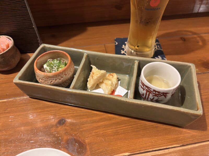 南行徳「肉うどんの戸上家」小鉢メニューが３品盛り付けられたお通し（2026年10月時点500円）