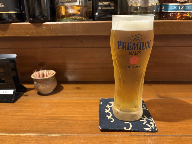 南行徳「肉うどんの戸上家」よく冷えた“ザ・プレミアム・モルツ”の生ビール