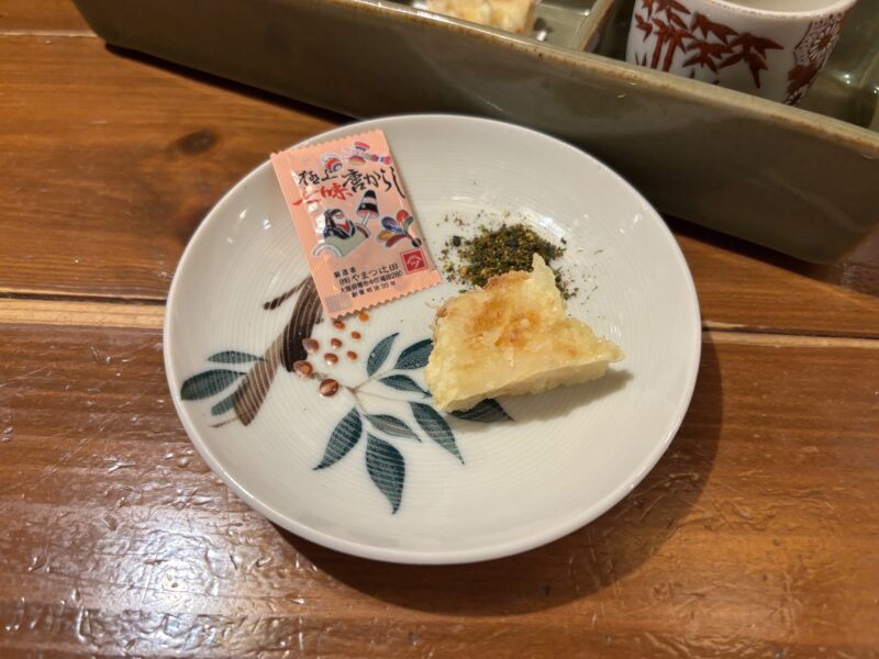 南行徳「肉うどんの戸上家」卓上に用意されている“極上七味唐からし”