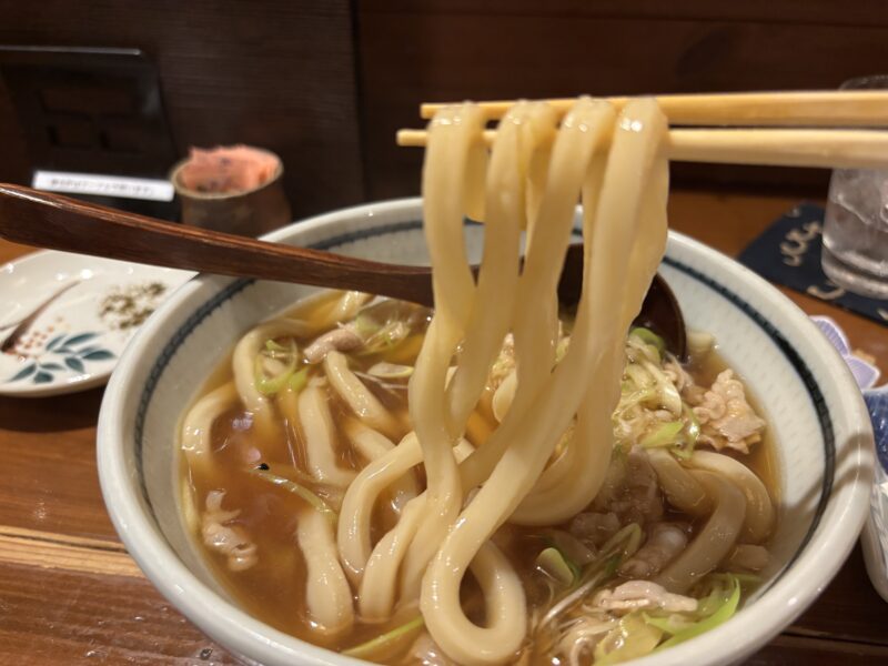 南行徳「肉うどんの戸上家」自家製の太麺はもちもちした食感とコシが魅力