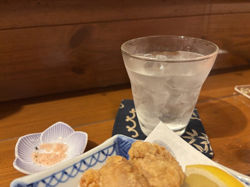 南行徳「肉うどんの戸上家」芋由来の豊かな香りとふくよかな風味がある芋焼酎“萬膳”のロック