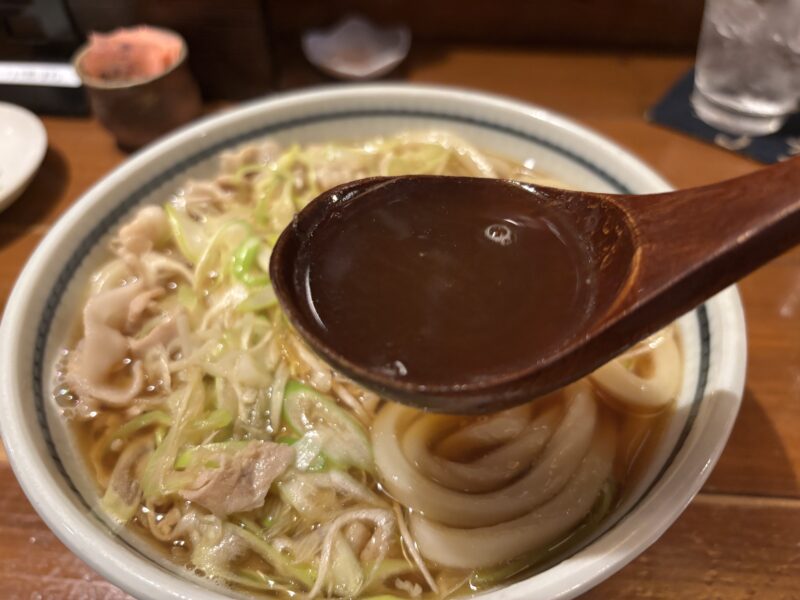 南行徳「肉うどんの戸上家」和風出汁の香りと優しい味わいが特徴的なスープ