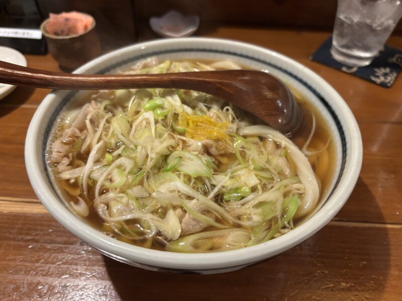 南行徳「肉うどんの戸上家」薄くスライスされた長ネギがたっぷりと盛られた“東京肉うどん”