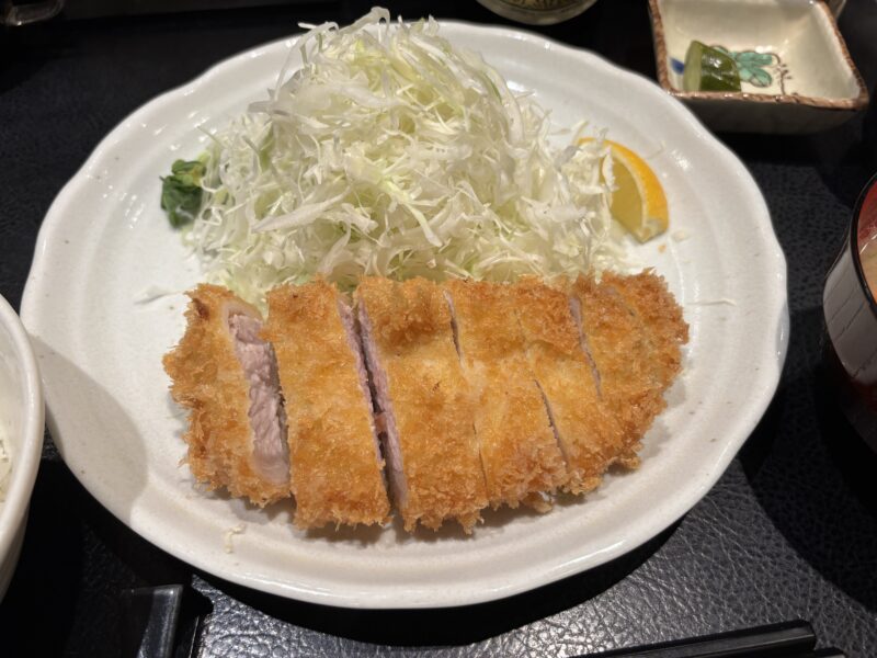 武蔵小山「もち豚とんかつ たいよう」きれいなきつね色に揚がった衣が印象的な“ロースカツ（110g）”