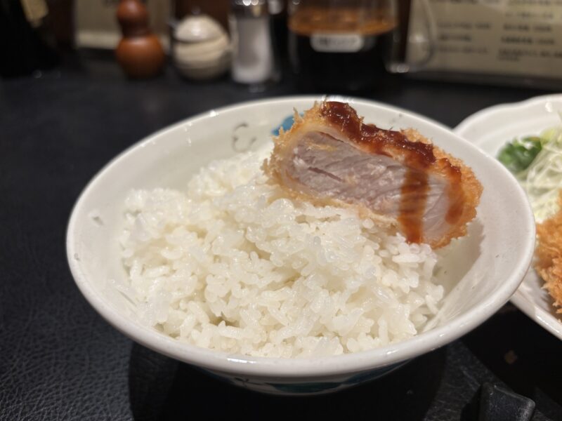 武蔵小山「もち豚とんかつ たいよう」赤身と脂身のバランスが印象的な“ロースカツの断面”