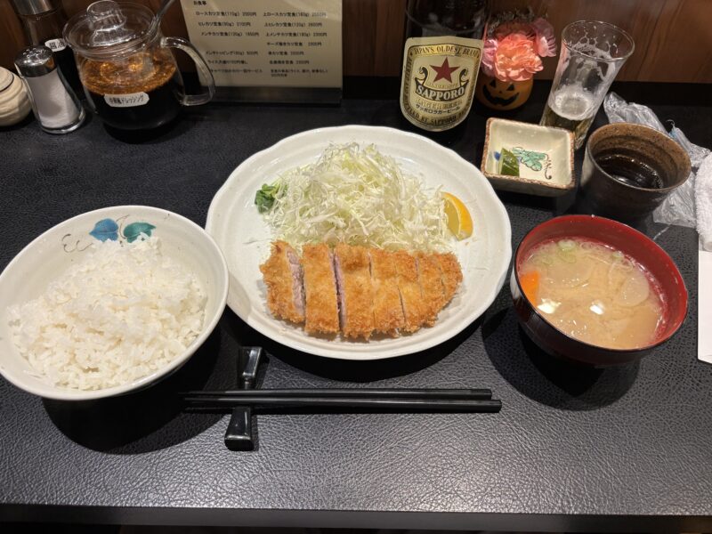 武蔵小山「もち豚とんかつ たいよう」ご飯・豚汁・漬物の付いた“ロースカツ定食（110g）”