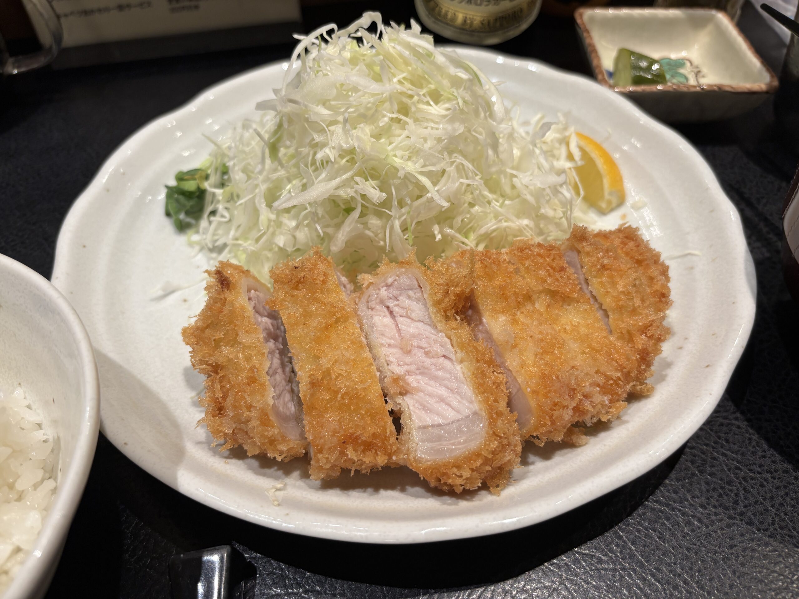 武蔵小山「もち豚とんかつ たいよう」衣は薄めで細かな粒がきれいなきつね色に染まった“ロースカツ”