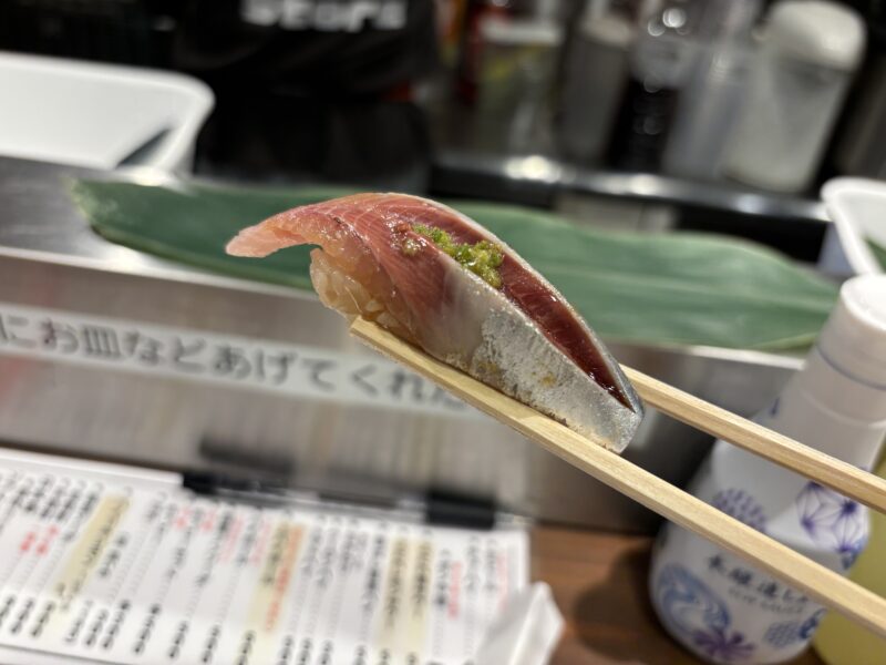 新橋「すし専門ストア かど平」美味し過ぎて思わずリピート注文した“イワシ握り寿司”