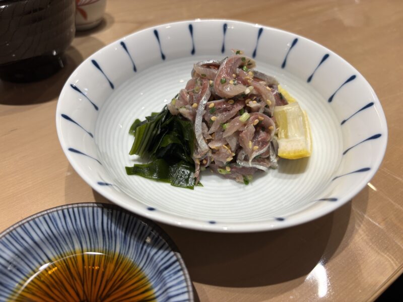 新宿「割烹 中嶋」細切りにしたイワシに胡麻とネギを合わせた“イワシの刺身”