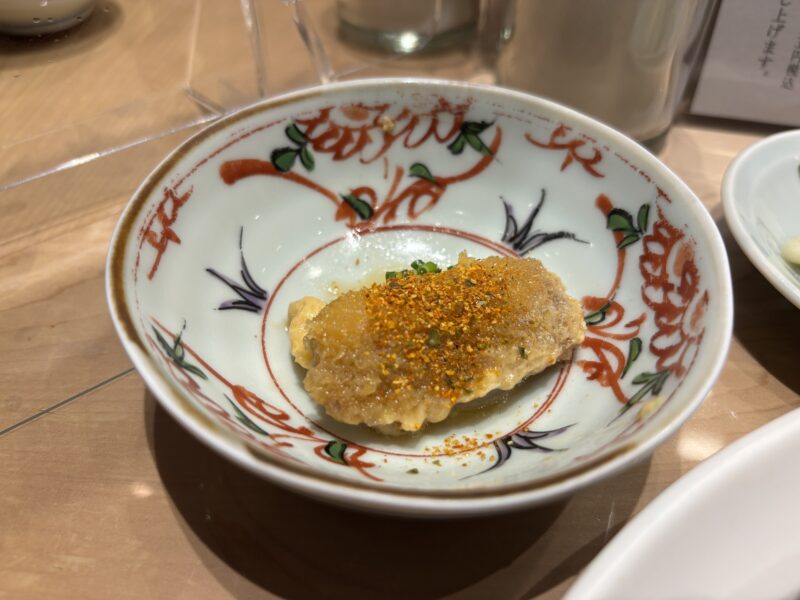 新宿「割烹 中嶋」“いわしの柳川鍋”は七味を添えることで味が引き締まる印象