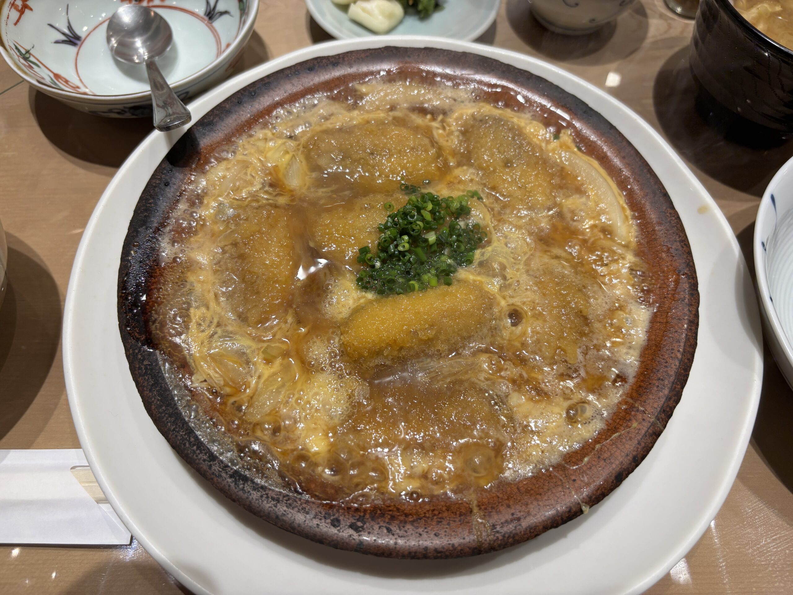 新宿「割烹 中嶋」ふわふわの卵と玉ねぎの甘みに鰯の軽い苦味が重なる“柳川鍋”