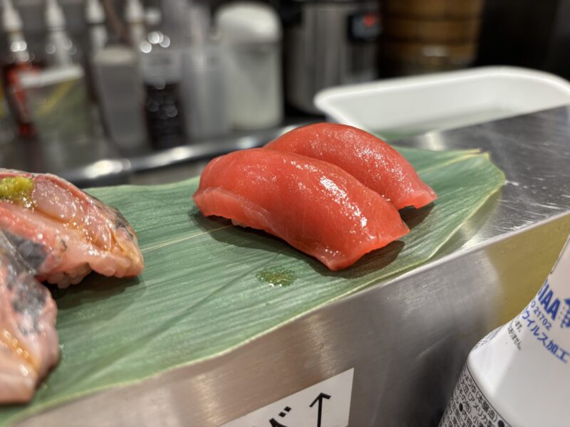 新橋「すし専門ストア かど平」まったりした赤身らしい食感が広がる“赤身握り寿司”